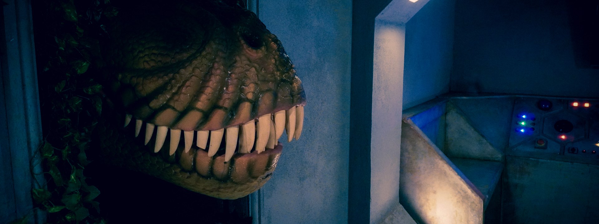 Extinct: Escape From Jurassic Island Room Image 1
